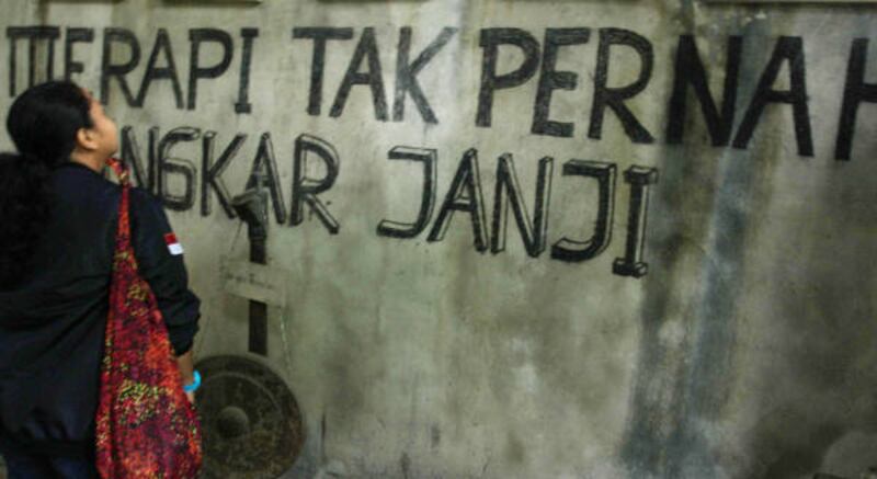 Seorang pengunjung berada di Museum Sisa Hartaku di kawasan Kaliurang, Yogyakarta, 18 Desember 2017. (Zahara Tiba/BeritaBenar)