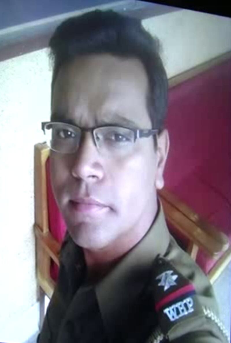 বাড়িতে টাঙানো ছবিতে সাব ইন্সপেক্টর অমিতাভ মালিক। ১৩ অক্টোবর ২0১৭।