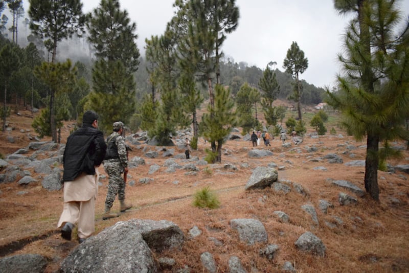 Pakistani reporters and troops visit the site of an Indian airstrike near Balakot, Pakistan, Feb. 26, 2019. [AP]