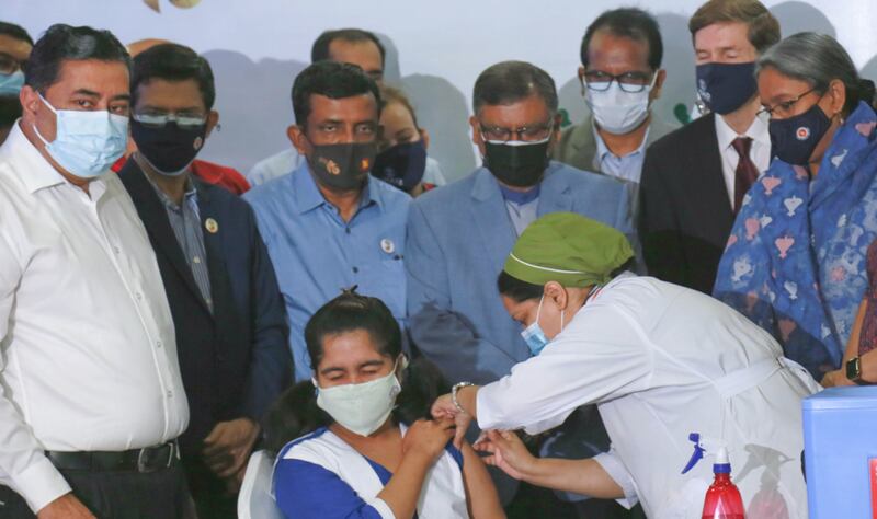 ঢাকার মতিঝিল আইডিয়াল স্কুলে ১২ থেকে ১৭ বছর বয়সী শিক্ষার্থীদের টিকাদান কর্মসূচি পর্যবেক্ষণ করছেন শিক্ষামন্ত্রী দীপু মনি (ডানে), ঢাকায় নিযুক্ত মার্কিন রাষ্ট্রদূত আর্ল মিলার (ডান থেকে দ্বিতীয়) ও স্বাস্থ্যমন্ত্রী জাহিদ মালেক (ডান থেকে চতুর্থ)। ১ নভেম্বর ২০২১। [সাবরিনা ইয়াসমীন/বেনারনিউজ]