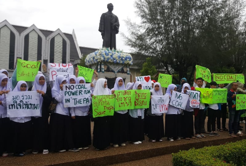 Students at Prince of Songkhla University rally at the Pattani Campus to demand immediate release of those arrested, Nov. 28, 2017. [Mariyam Ahmad/BenarNews]