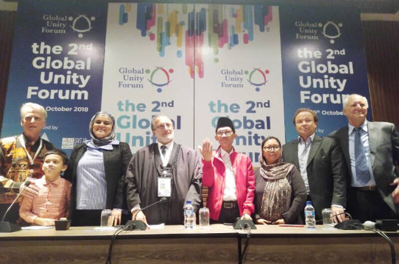 Para aktivis lintas negara “2nd Global Unity Forum” melakukan foto bersama usai menggelar jumpa pers di Yogyakarta, 26 Oktober 2018.