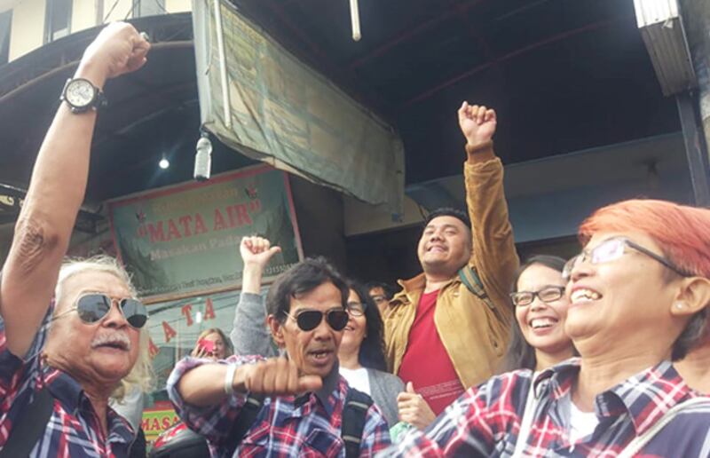 Para pendukung Ahok sedang bernyanyi di kawasan Depok, Jawa Barat, 24 Januari 2017. (Rina Chadijah/BeritaBenar)