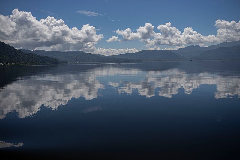 Landscape Danau Lindu terlihat dari atas kapal penyeberangan di Desa Langko, Kecamatan Lindu, Kabupaten Sigi, Sulawesi Tengah, 22 Juni 2023. Danau kedua terbesar di Provinsi Sulawesi Tengah ini masuk dalam kawasan Taman Nasional Lore Lindu, dikelilingi lima desa, yaitu Desa Anca, Tomado, Langko, Puroo, dan Desa Olu. [Taufan Bustan/BenarNews]