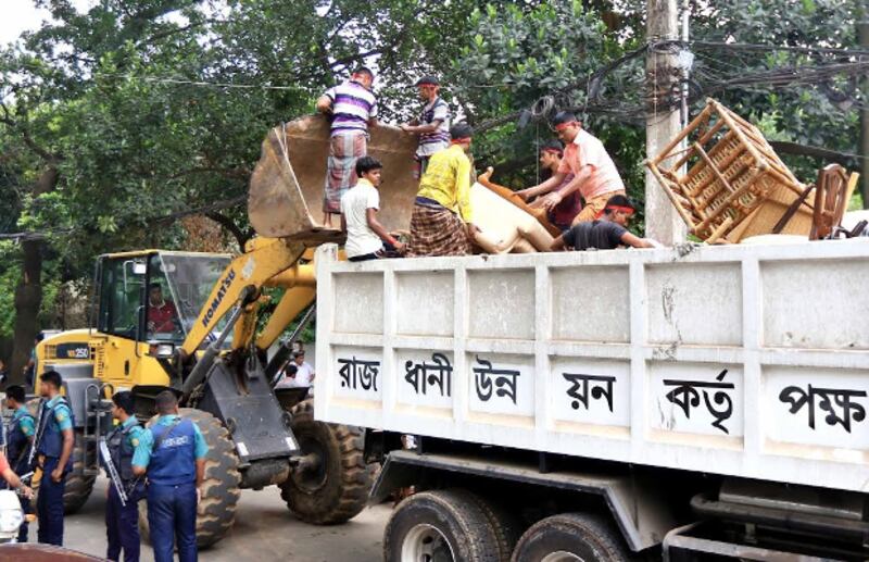 মওদুদ আহমদের বাড়ির মালামাল সরানোর কাজ চলছে। জুন ০৮, ২০১৭।