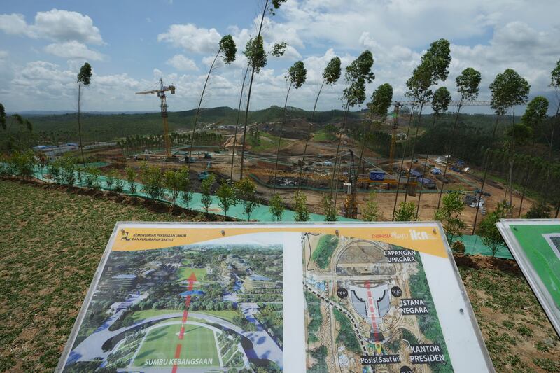 Gambar yang menunjukkan tata letak kompleks Istana Kepresidenan di ibu kota baru Nusantara ditampilkan di lokasi pembangunannya di Penajam Paser Utara, Kalimantan Timur, 8 Maret 2023. [Achmad Ibrahim/AP]