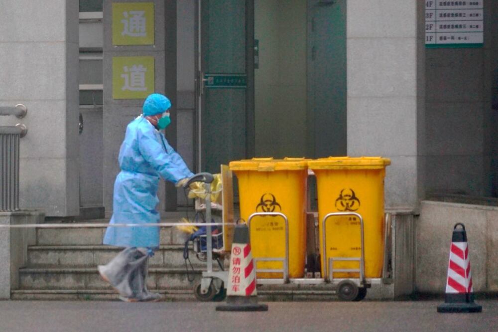 Kakitangan Pusat Rawatan Perubatan Wuhan sedang memindahkan bekas sisa-bio di mana ada yang dijangkiti virus koronavirus di Wuhan, China, 22 Januari, 2020.