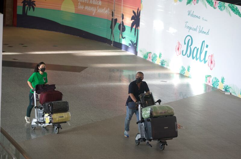 Wisatawan tiba di bandara internasional Bali di Denpasar pada Rabu, 16 Februari 2022. Bali telah dibuka untuk turis asing dari semua negara awal bulan ini dalam upaya pemerintah untuk meningkatkan ekonomi pulau wisata itu, yang secara ekonomi terpuruk akibat pandemi COVID-19 dalam dua tahun terakhir. [AP]