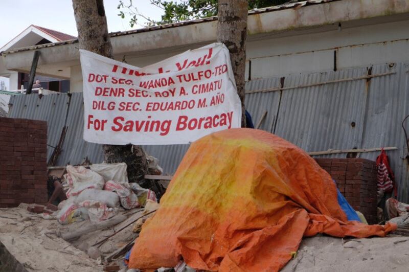 A sign hangs in front of a shuttered beachfront establishment in Boracay, Philippines, March 28, 2018. [Felipe Villamor/BenarNews]