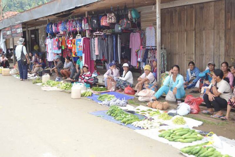 Sejumlah warga menggelar dagangan di Pasar Lanjak, Kabupaten Kapuas Hulu, Kalimantan Barat, 28 Oktober 2017. (Severianus Endi/BeritaBenar)