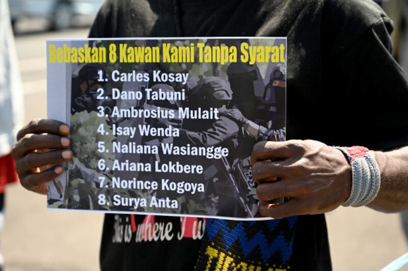Seorang aktivis Papua membawa poster tuntutan pembebasan sejumlah rekannya yang ditangkap aparat keamanan dalam sebuah unjuk rasa di Denpasar, Bali, 6 September 2019. (AFP)
