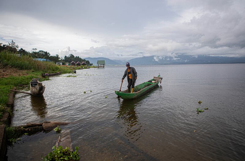 Seorang warga menaiki perahu kayu di Danau Lindu, Desa Tomado, Kecamatan Lindu, Kabupaten Sigi, Sulawesi Tengah, 21 Juni 2023. Selain hutan, majelis adat Lindu juga menjaga kelestarian Danau Lindu dengan aturan-aturan adat. [Taufan Bustan/BenarNews]