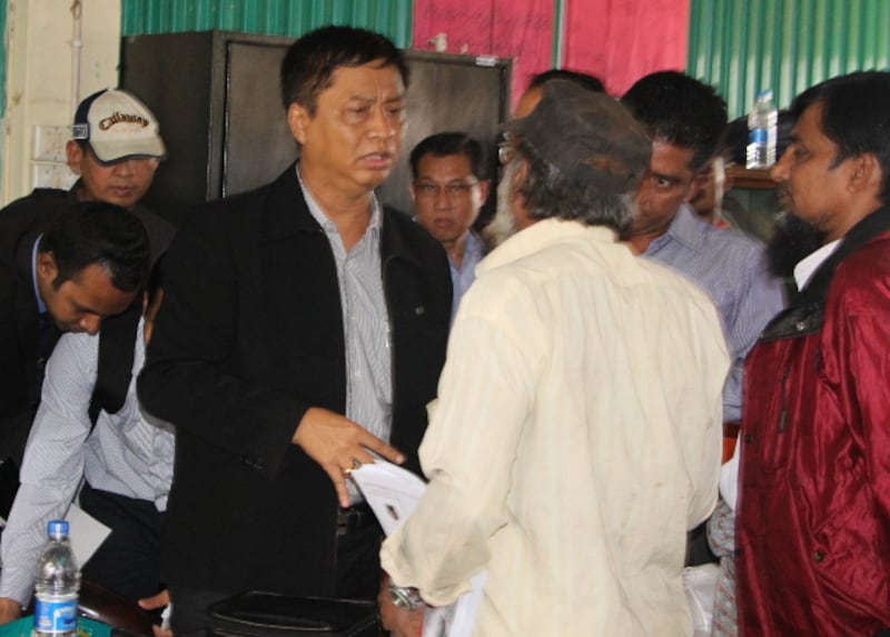 Members of the Myanmar delegation meet with Rohingya at a refugee camp in Cox's Bazar district, Oct. 31, 2018. [Abdur Rahman/BenarNews]