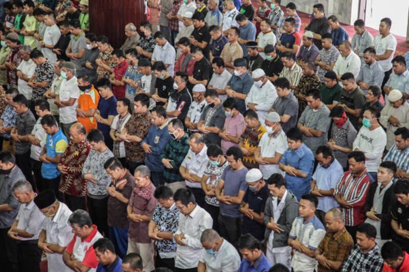 Muslim melakukan salat Jumat di sebuah masjid di Medan, Sumatra Utara, tanpa melakukan pembatasan sosial/fisik di tengah mewabahnya virus corona, pada Jumat, 3 April 2020. 