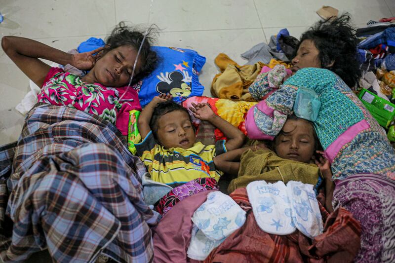Pengungsi Rohingya berisitirahat setibanya di penampungan sementara di Desa Ujong Pie, Kecamatan Muara Tiga, Pidie, Provinsi Aceh, pada 26 Desember 2022. [Amanda Jufrian/AFP]