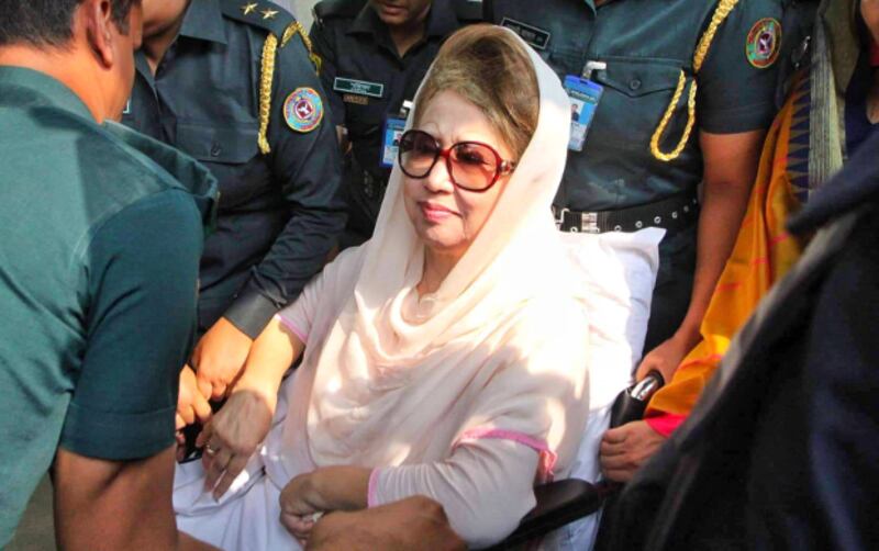 বিএনপি চেয়ারপারসন খালেদা জিয়াকে বঙ্গবন্ধু শেখ মুজিব মেডিক্যাল বিশ্ববিদ্যালয় হাসপাতাল থেকে বৃহস্পতিবার কারাগারে ফেরত পাঠানো হয়েছে। ৮ নভেম্বর ২০১৮।