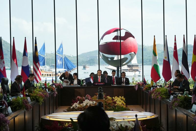 Presiden Joko Widodo (tengah) menyampaikan pidato dalam KTT ASEAN ke-42 di Labuan Bajo, Nusa Tenggara Timur, 10 Mei 2023. [Achmad Ibrahim/pool via AP]