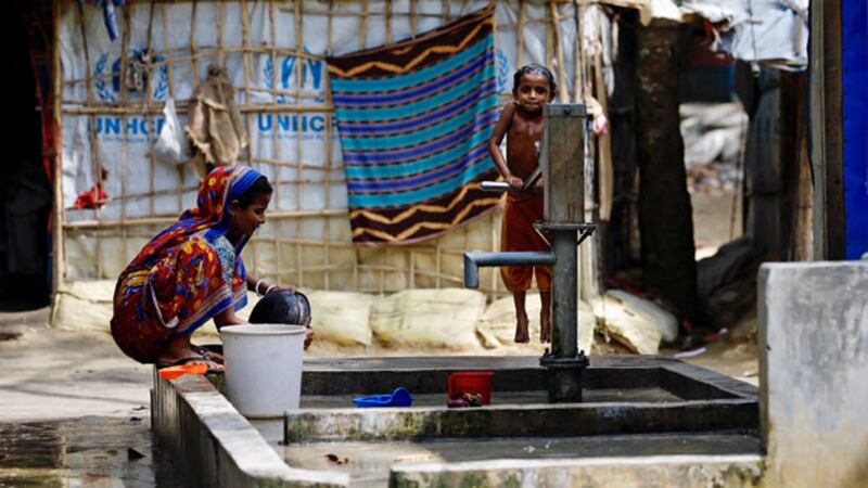 Hindu Rohingya refugees from Myanmar's Rakhine state pump water at a refugee camp in Cox's Bazar, Bangladesh, Nov. 13, 2018. [AFP]