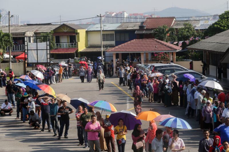 People line up outside a polling station in Kuala Lumpur to cast their vote in Malaysia's 14th General Election, May 9, 2018. (S. Mahfuz/BenarNews)
