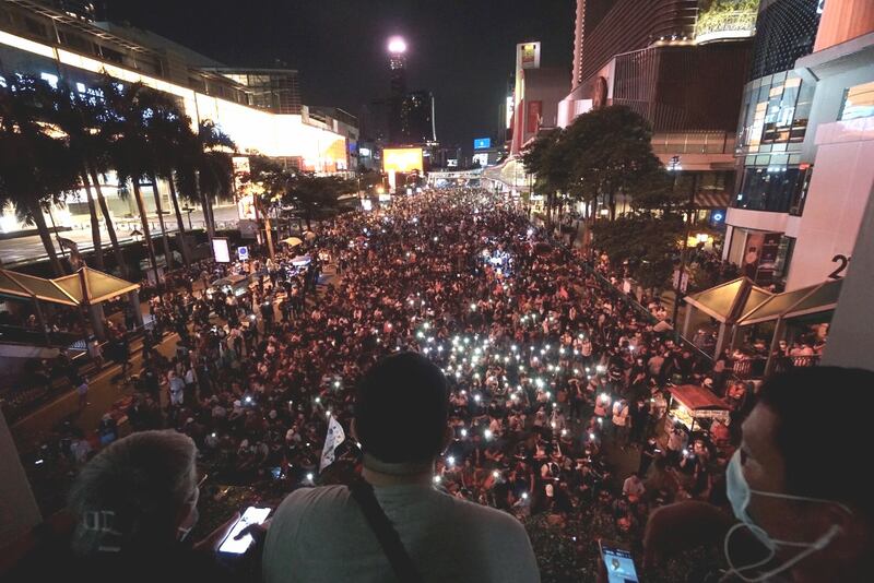 กลุ่มต่อต้านรัฐบาลหลายพันคนรวมตัวกันอีกครั้ง ที่ย่านราชประสงค์ ในตอนเย็นของวันพฤหัสบดีนี้ หลังจากที่เจ้าหน้าที่ตำรวจได้สลายการชุมนุมที่ด้านข้างทำเนียบรัฐบาลไปเมื่อตอนเช้า วันที่ 15 ตุลาคม 2563 (นนทรัฐ ไผ่เจริญ/เบนาร์นิวส์)