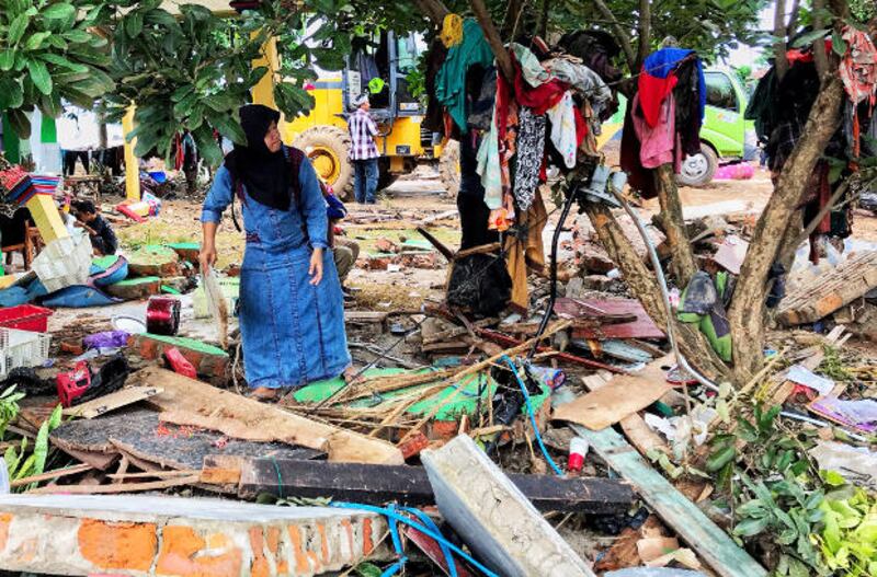 Seorang warga mengumpulkan pakaian yang masih bisa digunakan di Kecamatan Sumur, Kabupaten Pandeglang, Banten, 26 Desember 2018. (Keisyah Aprilia/Berita Benar) 