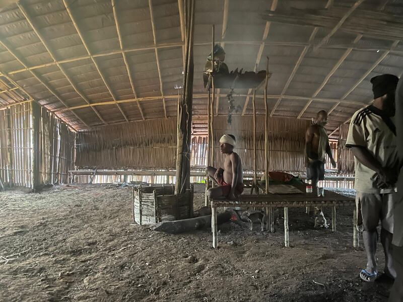Seorang anak marga Kimko Jinipjo menjalani proses inisiasi di rumah adat.JPG