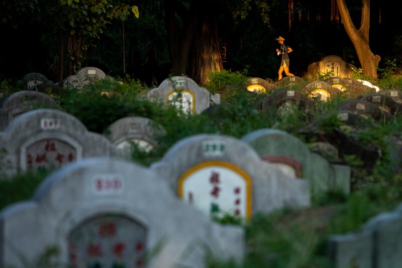 park in cemetary_001.jpg