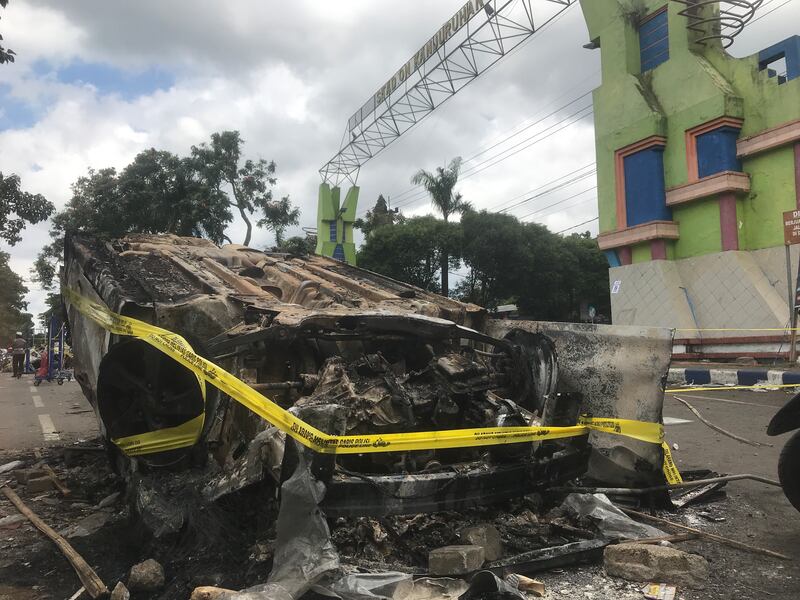 Dalam foto tertanggal 2 Oktober 2022 ini, tampak sebuah kendaraan pribadi dibakar suporter Arema FC Malang di Stadion Kanjuruhan Malang, Jawa Timur, usai kekalahan tim mereka dalam pertandingan melawan Tim Persebaya Surabaya pada malam sebelumnya. [Eko Widianto/BenarNews]