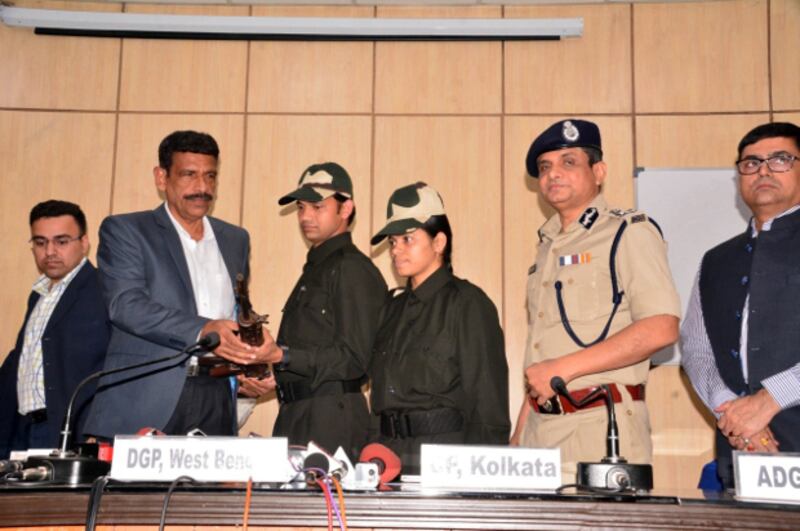 পশ্চিমবঙ্গ পুলিশের ডিজি সুরজিৎ পুরকায়স্থর কাছে আত্মসমর্পণ করছেন সস্ত্রীক রঞ্জিত পাল। জানুয়ারি ২৫, ২০১৭।