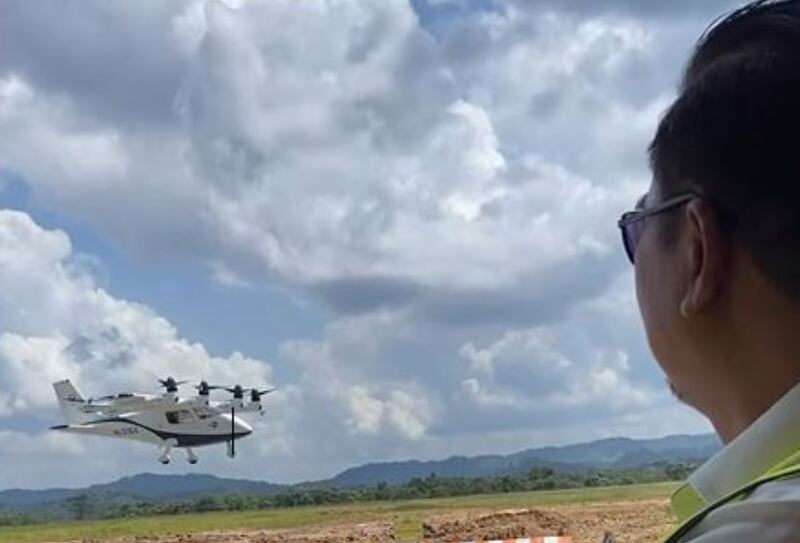 Dalam tangkapan layar video reel dari Instagram ini, pesawat Advanced Air Mobility yang dikembangkan oleh Hyundai dan Korea Aerospace Research Institute tampak diuji coba di sekitar Bandar Udara Aji Pangeran Tumenggung Pranoto, Samarinda, Kalimantan Timur, 29 Juli 2024. [via Instagram ikn_id]