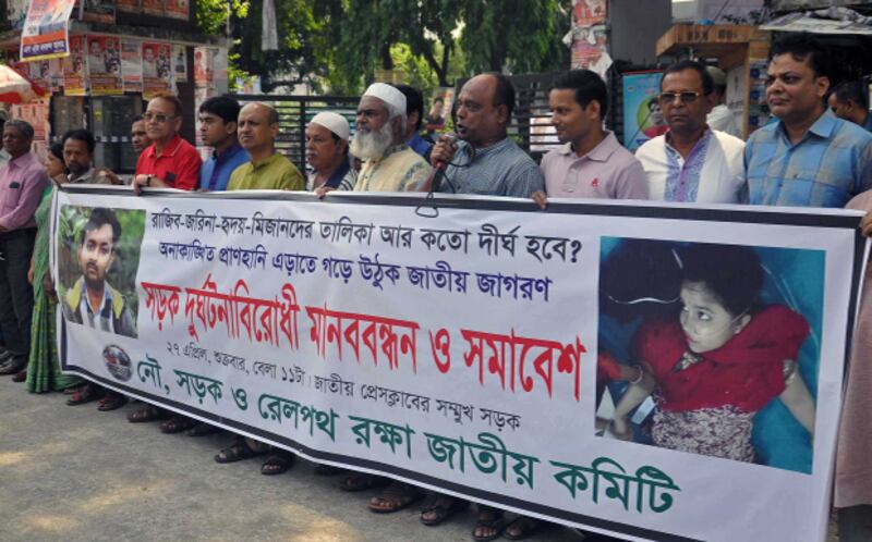 সড়কে নৈরাজ্য দূর করার দাবিতে ঢাকায় জাতীয় প্রেস ক্লাবের সামনে নৌ, সড়ক ও রেলপথ রক্ষা জাতীয় কমিটির মানববন্ধন। ২৭ এপ্রিল ২০১৮।