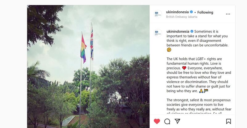 Foto bendera lambang dukungan pada LGBT dikibarkan disamping bendera Inggris dalam rangka memperingati Hari Melawan Homofobia di Kedutaan Besar Inggris di Jakarta, 17 Mei 2022. [Akun Instagram British Embassy Jakarta, @ukinindonesia]