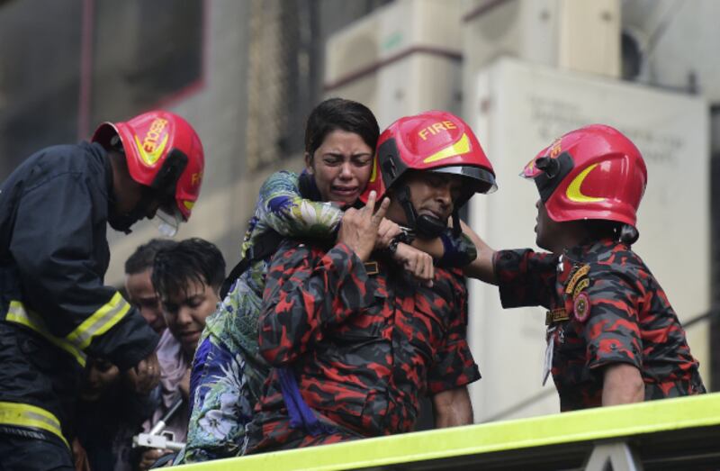 অগ্নিকান্ড থেকে উদ্ধার হওয়া এক নারী কান্নায় ভেঙ্গে পড়েন। ঢাকা, মার্চ ২৮, ২০১৯।