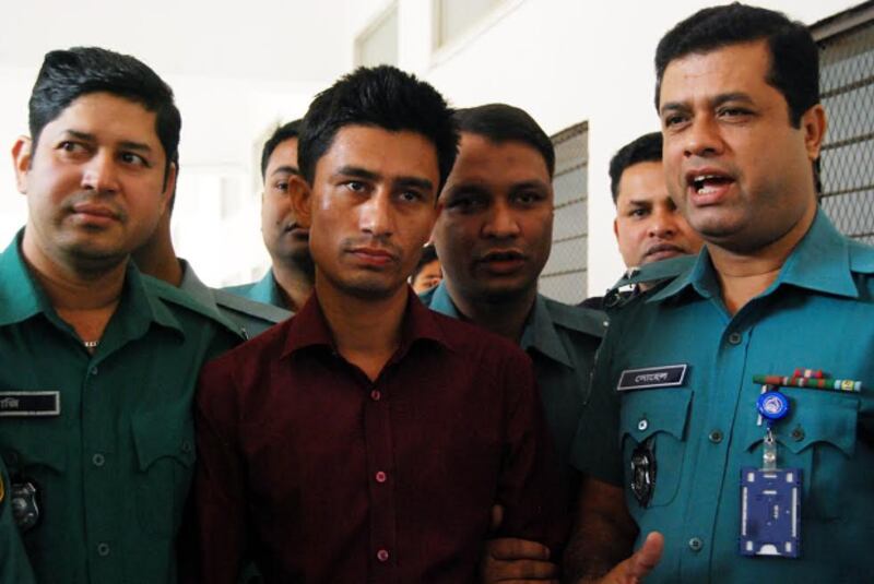 রায়ের পর আসামি বদরুলকে কারাগারে নেওয়া হয়। মার্চ ০৮, ২০১৭।