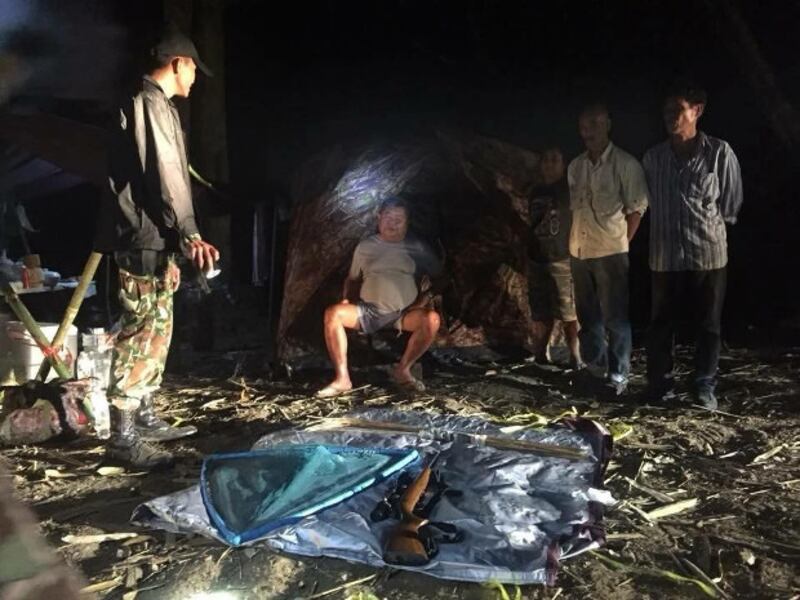 Thai authorities place business tycoon Premchai Karnasuta (sitting) and three of his alleged associates under arrest at a hunting camp in Thungyai Naresuan Wildlife Sanctuary in Kanchanaburi province, Feb. 4, 2018 (Courtesy of Thungyai Naresuan Wildlife Sanctuary)