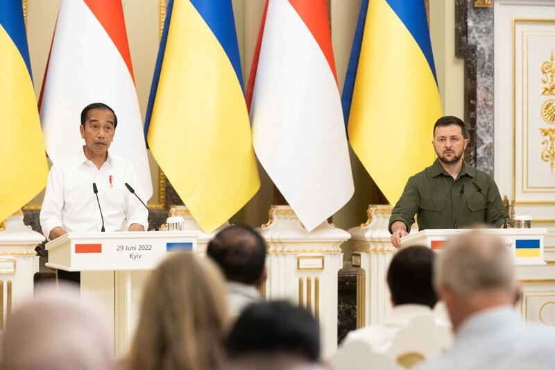 Presiden Indonesia Joko Widodo dan Presiden Ukraina Volodymyr Zelenskiy menghadiri konferensi pers saat Rusia terus melangsungkan serangan ke negara itu, di Kyiv, Ukraina, 29 Juni 2022. [Biro Pers Kepresidenan Ukraina/ handout via Reuters]