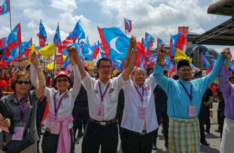 Veteran DAP leader Lim Kit Siang (second from right) arrives at a nomination center in Iskandar Puteri to submit paperwork as the incumbent for the parliamentary constituency in Johor state, April 28, 2018.