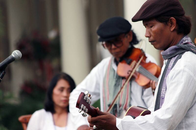 Guido Quiko (kanan) dan kelompok Keroncong Tugu ketika tampil di Summaeron Serpong, Kamis, 26 November 2015. (BeritaBenar)