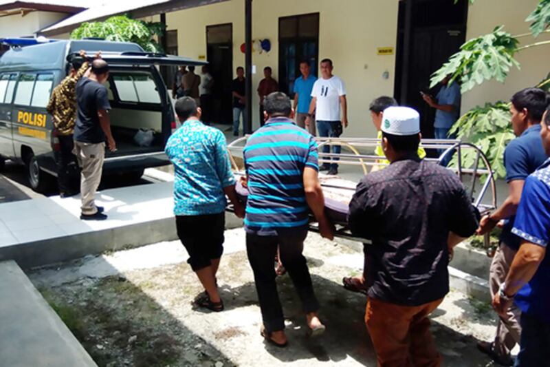 Sejumlah warga membawa mayat terduga bandar narkoba untuk dimasukkan ke dalam ambulan di Banda Aceh, 30 Maret 2018. (Dok. BNNP Aceh)