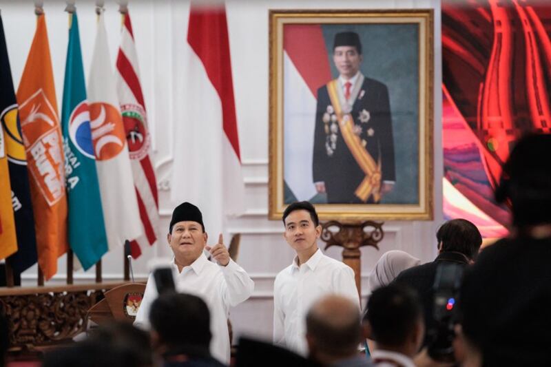 Presiden terpilih Indonesia Prabowo Subianto, kiri, dan pasangannya Gibran Rakabuming Raka di kantor Komisi Pemilihan Umum setelah hasil pemilihan presiden 2024 diumumkan di Jakarta pada 24 April 2024. [Yasuyoshi Chiba/AFP]