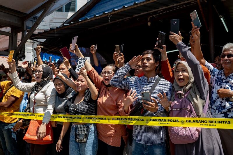 Para pekerja migran Indonesia menyambut kedatangan Presiden Joko Widodo di Pasar Chow Kit, Kuala Lumpur, 8 Juni 2023. [Kantor Perdana Menteri Malaysia]