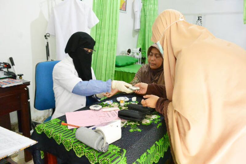 Hana memeriksa seorang pasien di kliniknya di Bantul, Yogyakarta, 23 Oktober 2017.