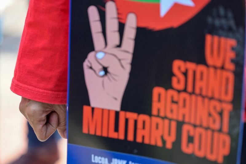 Demonstran menyerukan ditegakkannya demokrasi di Myanmar melakukan unjuk rasa di luar gedung ASEAN di Jakarta pada 24 April 2021. [AFP]