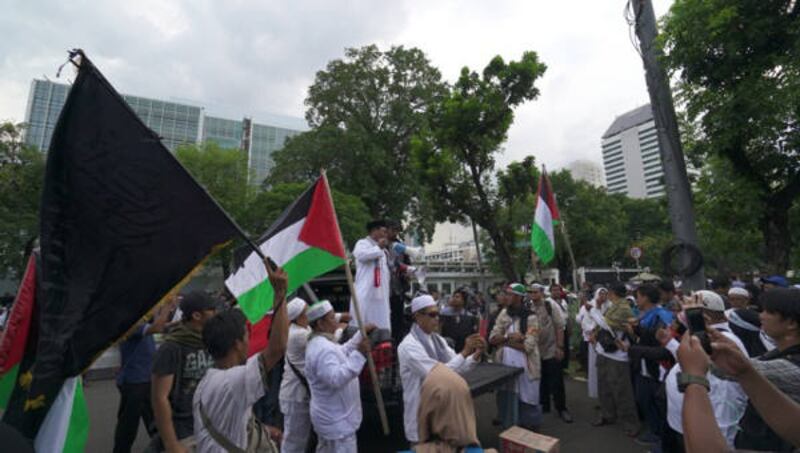 Seorang pengunjuk rasa berorasi mengutuk pengakuan AS atas Yerusalem sebagai ibukota Israel, di depan kedutaan AS di Jakarta, Jumat, 8 Desember 2017. (Putra Andespu/BeritaBenar)