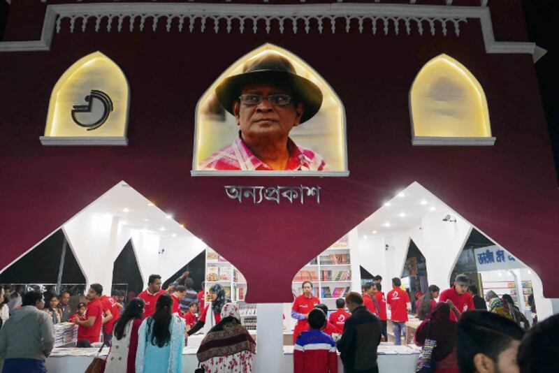 উদ্বোধনী দিনে একুশে বইমেলার একটি স্টল। ১ ফেব্রুয়ারি ২০১৮।