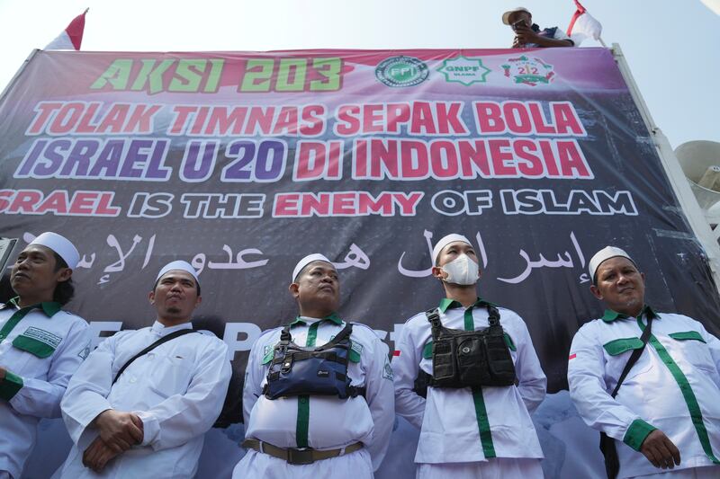 Sejumlah anggota sebuah ormas Islam berdemonstrasi di Jakarta menentang partisipasi tim Israel di Piala Dunia FIFA U-20 di Indonesia, 20 Maret 2023. [Achmad Ibrahim/AP Photo]