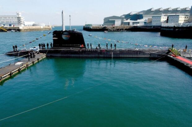 Salah sebuah daripada dua kapal selam Scorpene yang ditempah oleh Malaysia menunggu untuk dilancarkan di Cherbourg, Normandy, barat laut Perancis, 23 Oktober 2007.