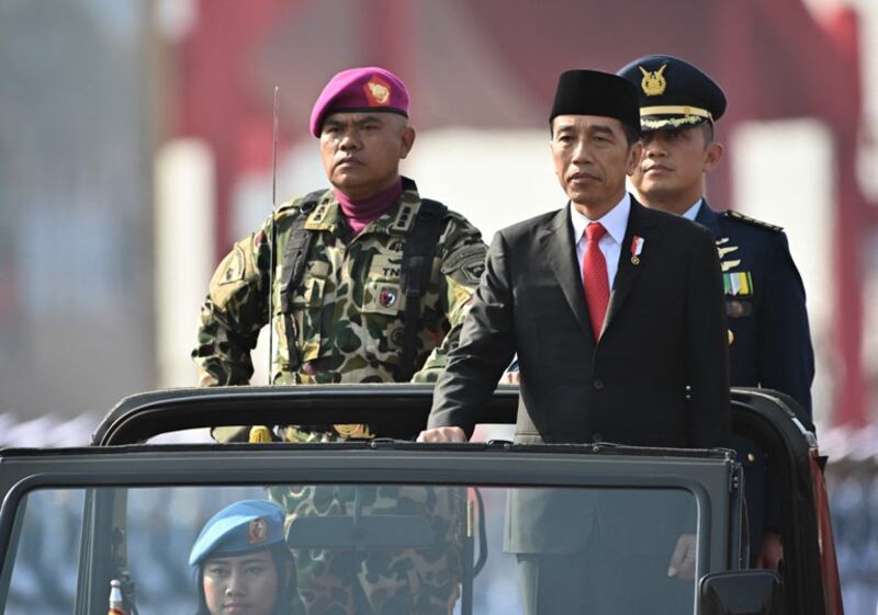 Presiden Joko Widodo menginspeksi pasukan dalam upacara Hari Ulang Tahun Tentara Nasional Indonesia ke-74 di Pangkalan Udara Halim, Jakarta, 5 Oktober 2019. [AFP]