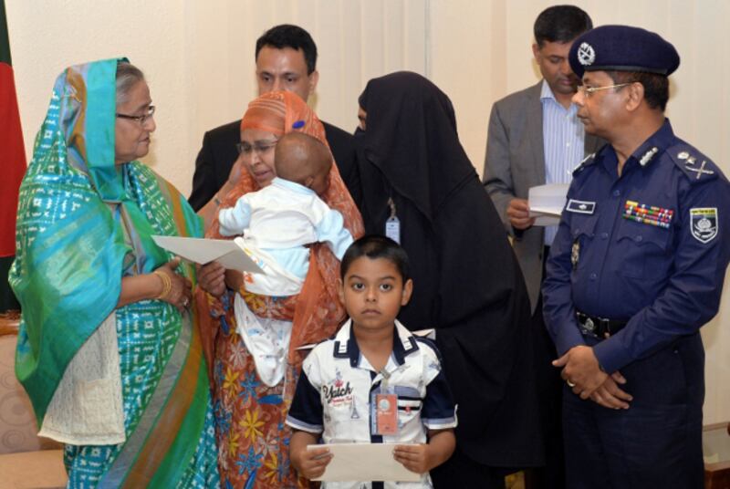 প্রধানমন্ত্রী শেখ হাসিনা জঙ্গি হামলায় নিহত পুলিশ পরিবারের স্বজনদের আর্থিক সহায়তা দেন।