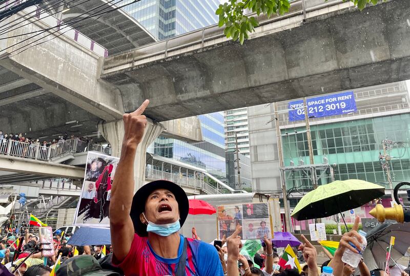 Protest02-finger.jpg